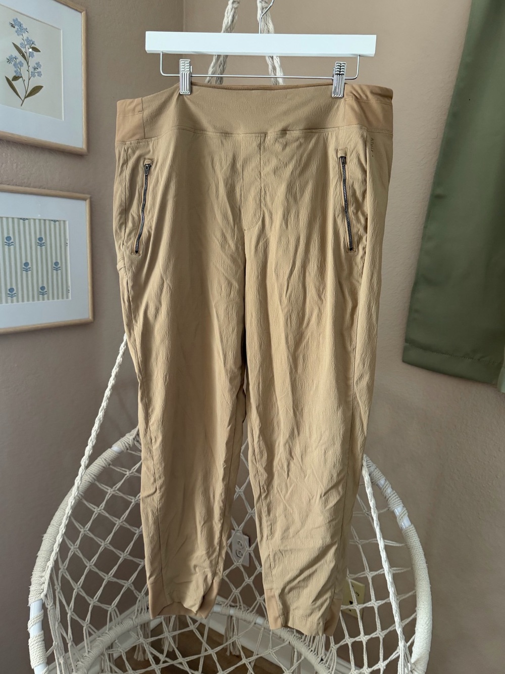 Athleta Beige Stretch Ankle Pants with Zipper Pockets